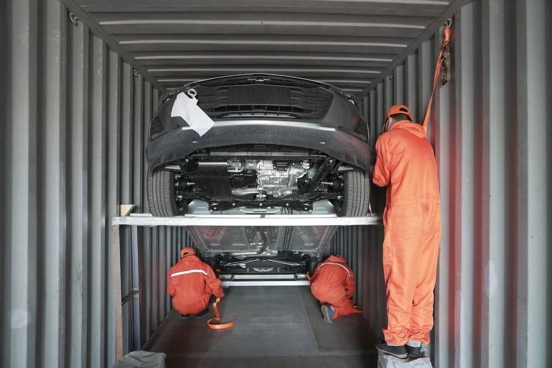 Lashing a vehicle inside a container