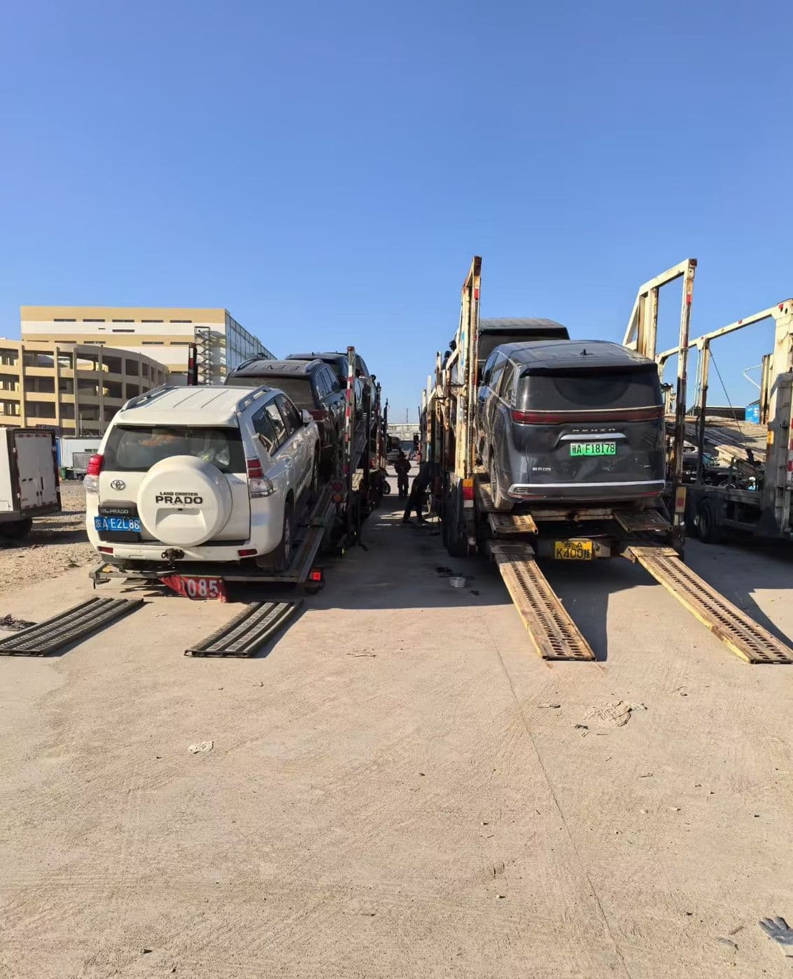 Two-tier loading to fit more cars per container