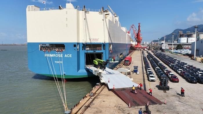 Vehicles queued for Ro-Ro vessel loading